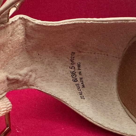 Chinese Laundry Jealous Sandal - Size 6 - Color: Sand - Picture 10 of 10